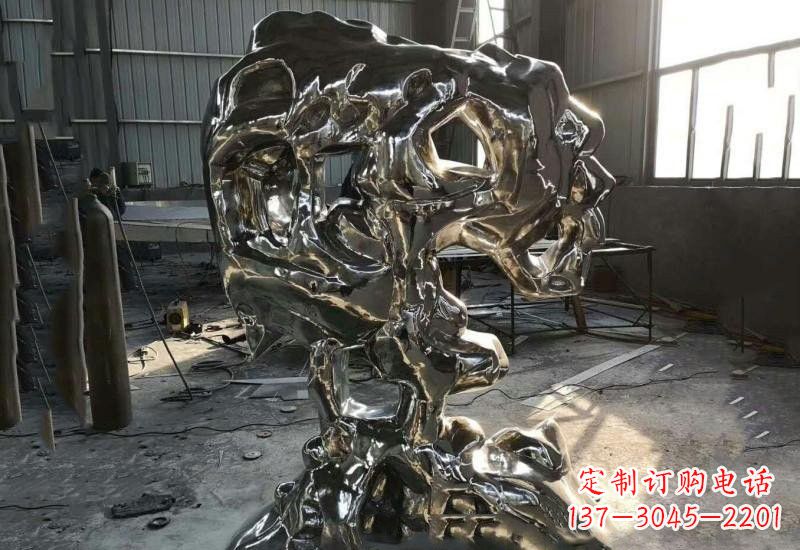 绍兴太湖石雕塑不锈钢公园的镜面之美