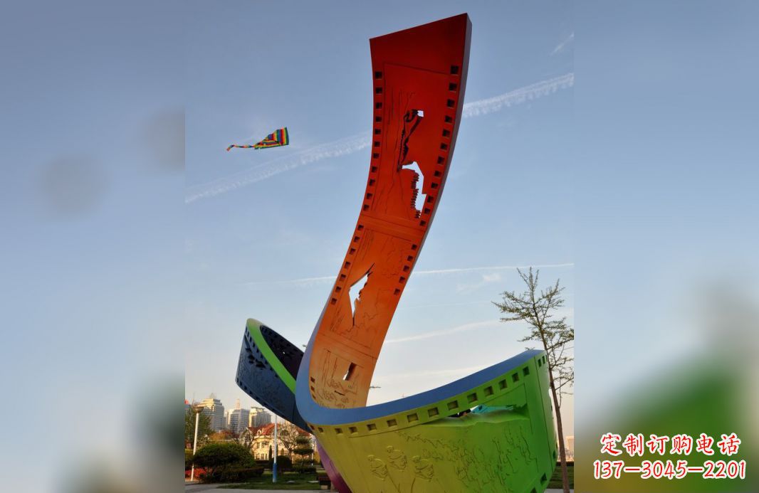 绍兴不锈钢五彩胶卷广场雕塑——现代美学的象征