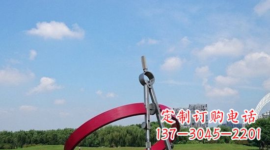 绍兴不锈钢圆规雕塑环绕着美景