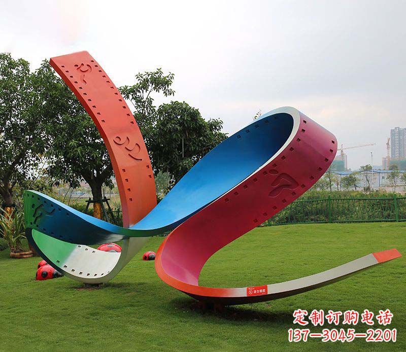 绍兴动态彩色不锈钢胶卷雕塑