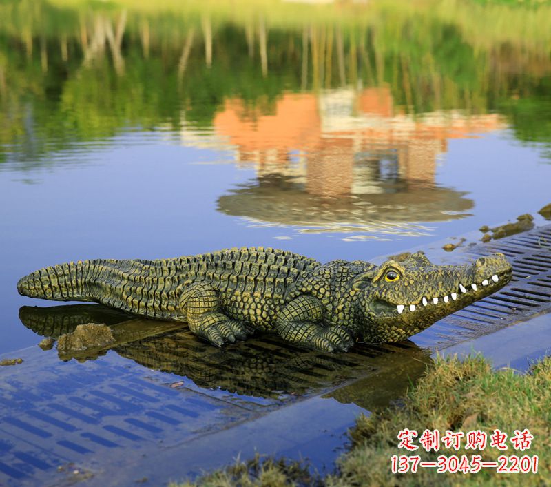 绍兴池塘水池仿真大鳄鱼雕塑玻璃钢园林水景草丛动物摆件