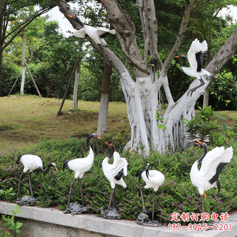 绍兴池塘中的雕塑仙鹤