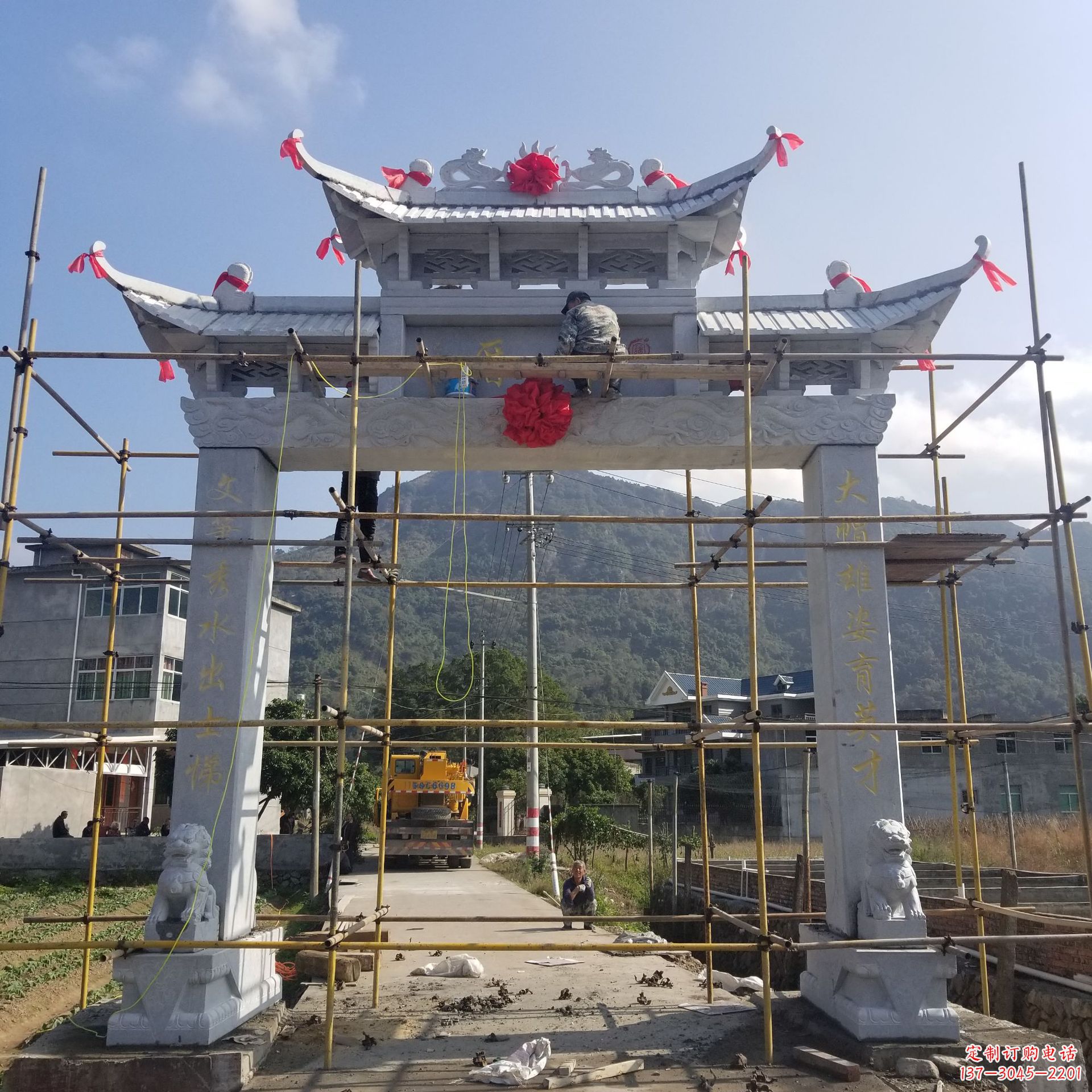 绍兴精美的牌坊雕塑,点亮村口