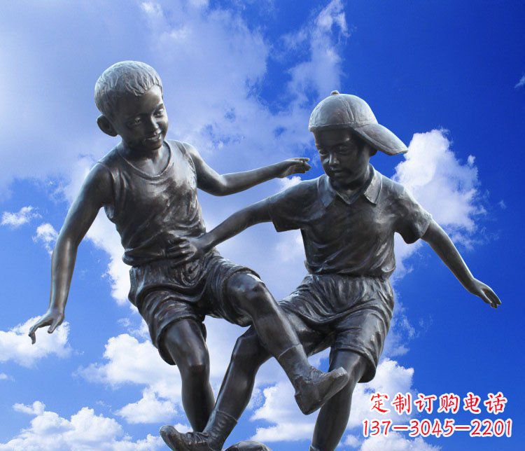 绍兴校园玻璃钢仿铜儿童踢球景观雕塑