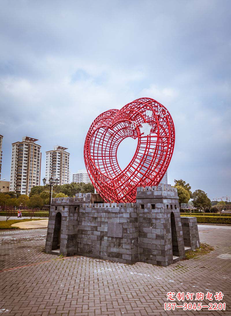 绍兴拥抱和平的心以心型和平鸽雕塑传递心意