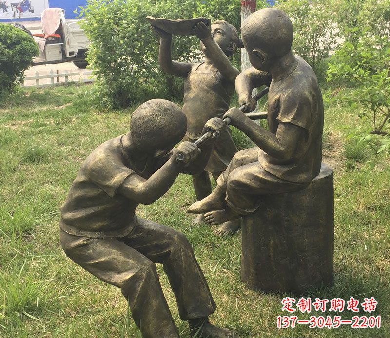绍兴公园玩水的儿童铜雕