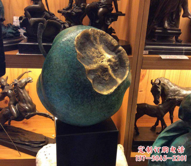 绍兴铜质可爱苹果雕塑