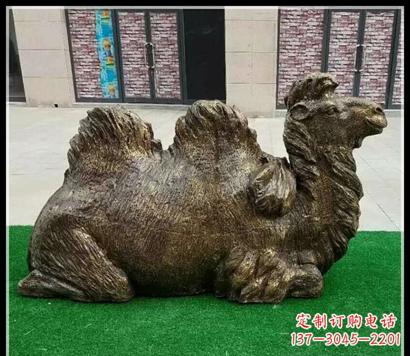 绍兴卧在草地的骆驼铜雕