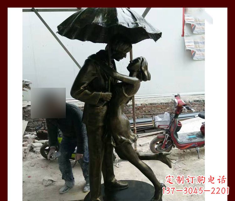 绍兴雨伞下拥抱的情侣铜雕