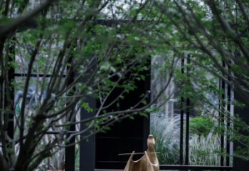 绍兴人物雕塑-别墅庭院创意不锈钢仿铜抽象吹笛子的人物雕塑